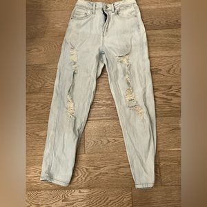 WILDFABLE MOM JEANS LIGHTWASHED